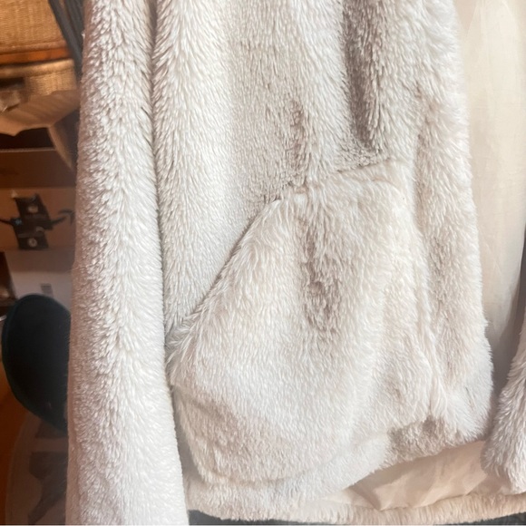 White fluffy jacket! - Picture 3 of 6